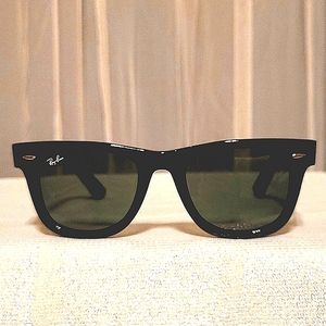 LIKE NEW!  FLOOR SAMPLE. RAYBAN WAYFARER SUNGLASSES (MEN'S OR WOMEN'S) IN BLACK